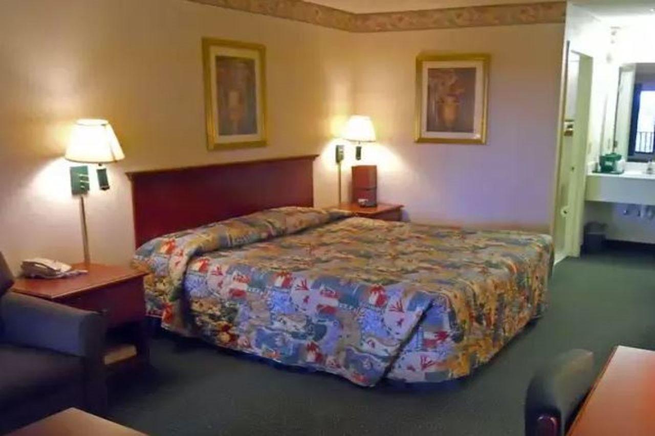 America'S Best Inn & Suites - Decatur Bagian luar foto